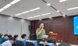 Thiếu tướng Vũ Xuân Viên, Giám đốc Công an TP Đà Nẵng trả lời báo chí tại buổi họp báo. 