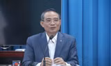 Ông Trương Quang Nghĩa tại buổi làm việc, trao đổi với cán bộ lão thành Câu lạc bộ Thái Phiên. Ảnh Nguyễn Thành