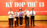 Phó Chủ tịch HĐND thành phố Phùng Thị Hồng Hà tặng hoa chúc mừng các đồng chí lãnh đạo huyện Mê Linh. Ảnh: Hoàng Sơn.