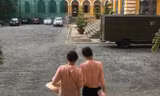 Hai mẹ con Hoa hậu Phương Nga tại toà sáng 30/6. Ảnh: Hoàng Yến 