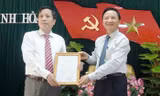 Ông Nguyễn Khắc Định - Bí thư Tỉnh ủy Khánh Hòa trao quyết định cho ông Hà Quốc Trị. Ảnh: VOV