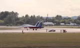 Tiêm kích Su-30 Nga đua tốc độ với siêu xe Ferrari
