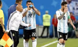 Sampaoli (áo khoác trắng) và Messi.
