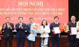 Lãnh đạo tỉnh Lạng Sơn trao quyết định cho tân Trưởng ban Tuyên giáo và Dân vận Tỉnh ủy (giữa) và 2 lãnh đạo Ban Tuyên giáo tỉnh ủy nghỉ hưu. 