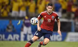 'Yêu' James Rodriguez, côn trùng đeo bám ngay trên sân