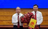 Ông Mai Bá Phúc (bìa phải) được bổ nhiệm chức Giám đốc Sở TN&MT tỉnh TT-Huế. Ảnh: Thái Bường