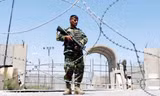 Lính Afghanistan canh gác tại căn cứ không quân Bagram. Ảnh: AP