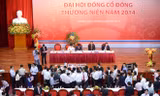 Các cổ đông thực hiện việc bỏ phiếu tại Đại hội. Ảnh: Mạnh Thắng.