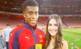 Nữ MC hứa mặc áo tắm siêu nhỏ nếu Arsenal… vô địch
