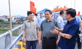 Thủ tướng Phạm Minh Chính và lãnh đạo tỉnh Bắc Giang và Bắc Ninh tại cầu Như Nguyệt. Ảnh: Nguyễn Thắng.