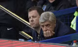 Wenger lại một lần nữa bị CĐV nhà quay lưng.