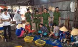 Lực lượng chức năng bắt quả tang hành vi bơm tạp chất vào tôm nguyên liệu