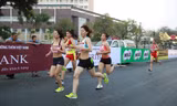 Các VĐV trên đường đua tuyển nữ 5km. Ảnh: Hồng Vĩnh.