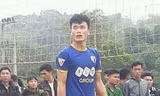 Tiến Dũng bỏ găng, xách giày ra sân chơi bóng chuyền 