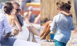 Victoria Beckham lộ nội y gợi cảm, được ông xã bế trên biển