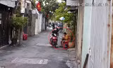 Đếm tiền trước cửa nhà, người phụ nữ bị cướp giật phăng túi xách