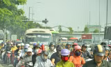 Dòng người ùn ùn đi tảo mộ, về quê nghỉ Tết, cửa ngõ Sài Gòn kẹt cứng