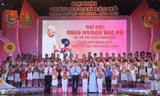 . Các vị lãnh đạo TPHCM và Trung ương Đoàn trao Biểu trưng Cháu ngoan Bác Hồ cho các em đội viên tiêu biểu