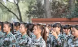 Mới đây, những hình ảnh của một khóa huấn luyện quân sự vô cùng kì lạ đã được lan truyền rộng rãi trên mạng xã hội Weibo ở Trung Quốc. 