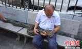 Ông Shi Jimin và con trăn Shi Nanwang.