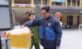 Cán bộ thú y TT-Huế kiểm tra lô nội tạng động vật trôi nổi.