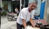 Ông Quy bên con cá lạ, nghi cá sủ vàng