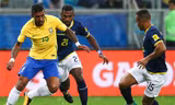 Paulinho (áo vàng) tiếp tục chơi tốt trong màu áo tuyển Brazil. Ảnh: Reuters