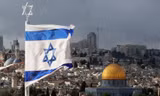 Quốc kì Israel bay trên bầu trời Jerusalem. Ảnh: Reuters