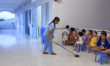 Cô Trúc Linh luôn quan tâm đến vấn đề vệ sinh cho các con