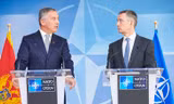Tổng thư ký NATO Jens Stoltenberg (phải) và Thủ tướng Montenegro Dusko Markovic (trái). Ảnh: Reuters