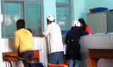 Người dân đến làm việc tại Văn phòng đăng ký đất đai TP Pleiku.