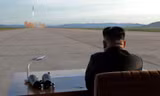 Chủ tịch Kim Jong-un theo dõi một vụ thử vũ khí. Ảnh: KCNA