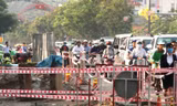 Cửa ngõ Tân Sơn Nhất bị rào chắn để xây cầu vượt.