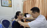 Bệnh nhân L đang được khám và điều trị tại BV Nội tiết TƯ. Ảnh: BV cung cấp