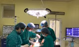 Các BS Bệnh viện K Trung ương đã phẫu thuật cắt thành công khối u thận 'khủng' nặng gần 2 kg cho bé gái 6 tuổi 