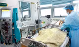Bệnh nhân mắc cúm đang được sử dụng những kỹ thuật hiện đại nhất để duy trì sự sống. Ảnh: BV Bạch Mai cung cấp