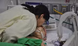 Mẹ bé hôn tạm biệt con trước khi bé rời xa cuộc đời
