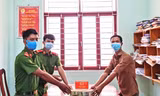 Hai chiến sĩ trao trả 505 triệu đồng cho anh Đô