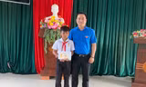 Tặng huy hiệu 'Tuổi trẻ dũng cảm' cho em nhỏ cứu 2 người đuối nước