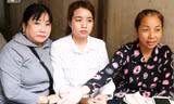 Mẹ Hồ Duy Hải (bên phải), em gái (giữa) và dì ruột của Hải tại cổng TAND Tối cao sáng qua. Ảnh: Vnexpress