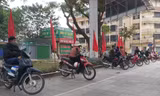  Nhiều lao động tự do tại chợ lao động Vườn hoa Hà Ðông mong ngóng việc làm. Ảnh: Võ Hóa