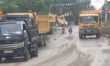 Xe tải hạng nặng tập kết ở chân đê, thôn Giáp Long, xã Thống Nhất 