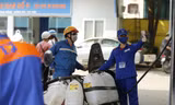 Bộ Công Thương cho hay đã yêu cầu xử lý các cửa hàng xăng dầu găm hàng chờ giá lên để trục lợi. Ảnh: Như Ý