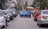 Đường Nguyễn Đình Chiểu (kéo dài), lòng đường trở thành nơi đỗ xe ô tô, vỉa hè nơi đỗ xe máy