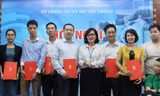 Lãnh đạo Sở Thông tin-Truyền thông trao chứng nhận cho những dự án khởi nghiệp tiêu biểu
