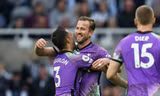 Harry Kane chia vui với các đồng đội.