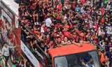 Biển người đổ ra đường chào đón U22 Indonesia như Argentina vô địch World Cup