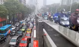 Người Hà Nội chật vật đội mưa rét, vượt 'ma trận' tắc đường