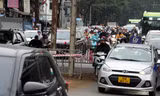 Thi công tu sửa dầm cầu Long Biên khiến giao thông ùn tắc