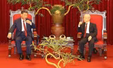 Tiệc trà giữa cố Tổng Bí thư Nguyễn Phú Trọng và Tổng Bí thư, Chủ tịch Trung Quốc Tập Cận Bình vào chiều tối 12/12/2023 với tác phẩm “Lưỡng long chầu nhật” của Sỹ Luân ở phía sau Ảnh: TTXVN 